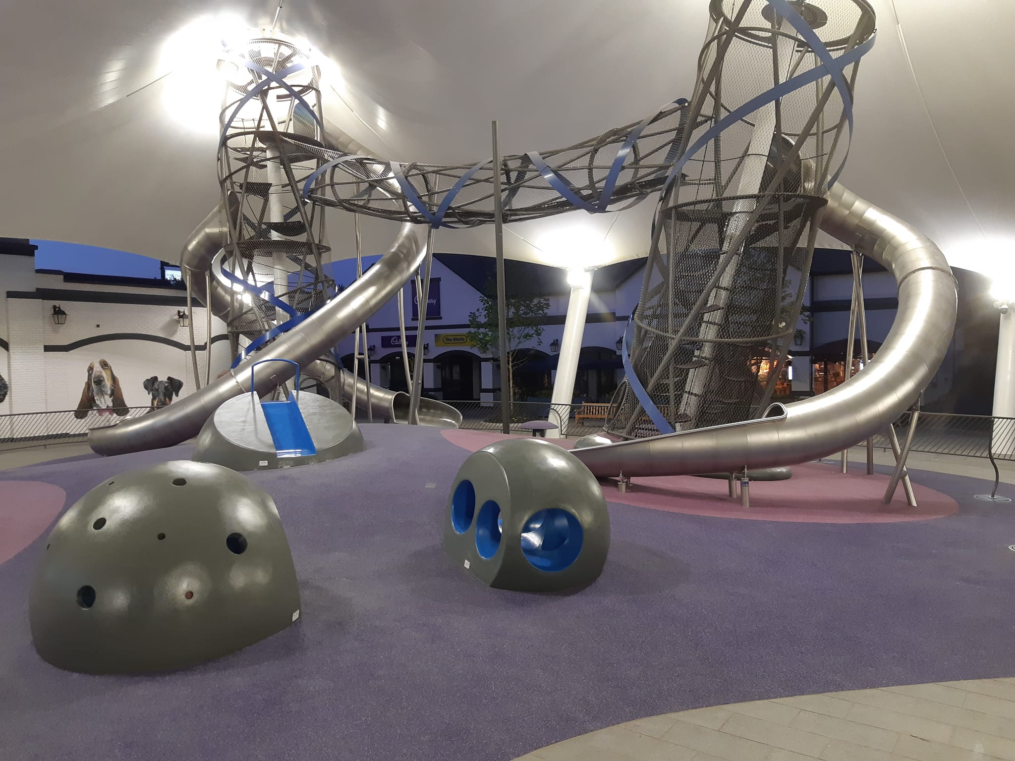 afbeelding van Design Outlet Cheshire Oaks, playground, kids play area, speelomgeving, speeltuin, speelobjecten, speeltuigen, play area, kids zone, fiberglass playground, slide in fibreglass