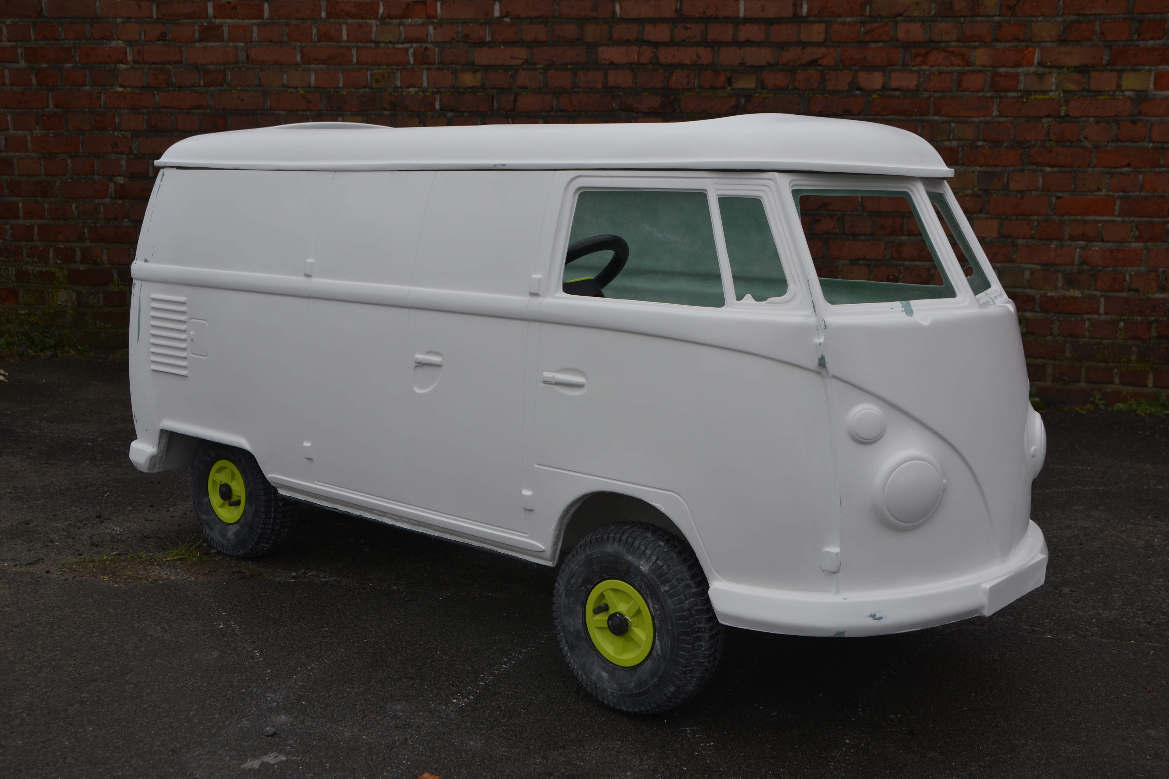 afbeelding van een polyester bus, spijlbus,  microbus, sambas, samba,  panel,panelvan, transporter, sambabus, schaalmodel, bus, busje, gocart body, panelbus, pedal car, gocart, bus voor gocart,tot rod,   bully, Samba  bully, pickup  bully,  pickup bully,  replica,  panelbus, tot rod, kit car, hotrod,  go cart,  custom, car, toy box