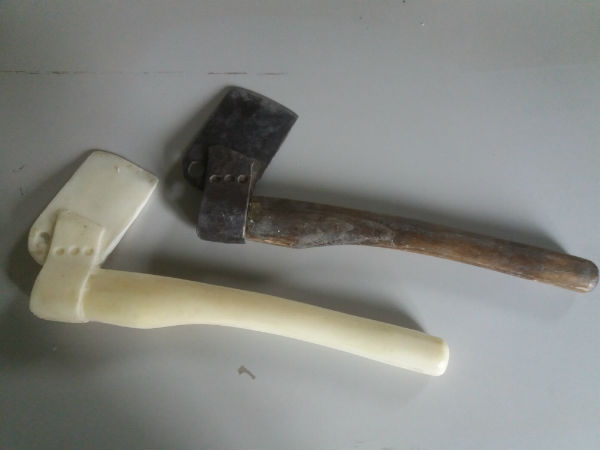 image of ax, ax in rubber, replica ax, soft ax, fake ax, prop, props, action prop, action prop, combat prop, combat tool, war film prop, battle scene prop, rubber prop, silicone prop, set prop, movie prop, film prop, film attribute, prop, styrofoam prop, rubber prop, stage prop, television prop, television plug, stage props, props, set construction, decorative pieces, set pieces