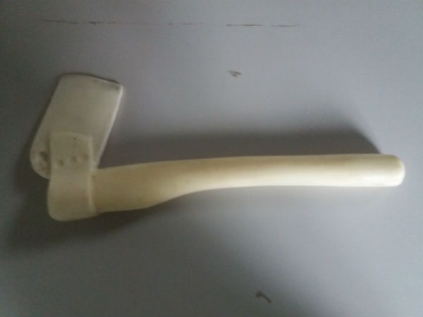 afbeelding van bijl, bijl in rubber,replica bijl, zachte bijl,namaak bijl, prop,props, actieprop, actionprop, gevechtprop, gevechts tool,  rubberprop, siliconeprop, setprop,movieprop, filmprop, filmattribuut, rekwisiet,rekwisiet in piepschuim,rekwisiet in rubber, toneelrekwisiet, televisierekwisiet, televisieprop,toneelrekwisieten, rekwisieten, decorbouw, decoratiestukken, decorstukken