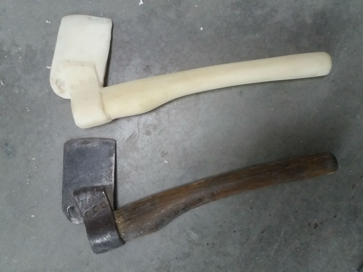 image of ax, ax in rubber, replica ax, soft ax, fake ax, prop, props, action prop, action prop, combat prop, combat tool, war film prop, battle scene prop, rubber prop, silicone prop, set prop, movie prop, film prop, film attribute, prop, styrofoam prop, rubber prop, stage prop, television prop, television plug, stage props, props, set construction, decorative pieces, set pieces