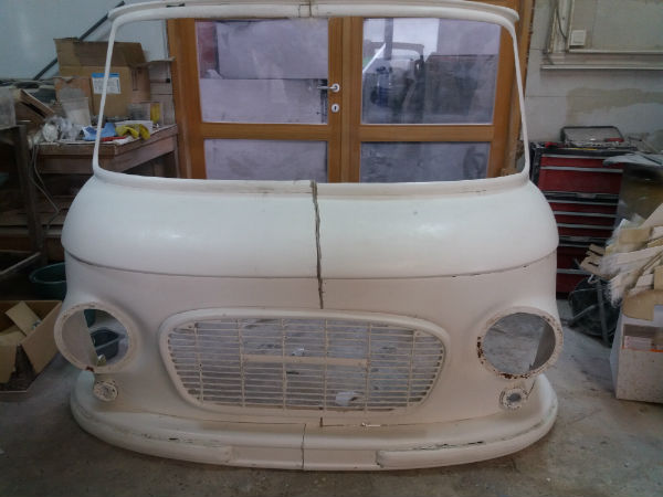 afbeelding van een polyester bus,barkas, barkas op ware grootte, barkas in polyester, decorstuk, decorbouw, filmprop, toneelprop, toneelrekwisiet, de dame in het busje,rekwisiet, props, polyesterdesign, polyester maatwerk,