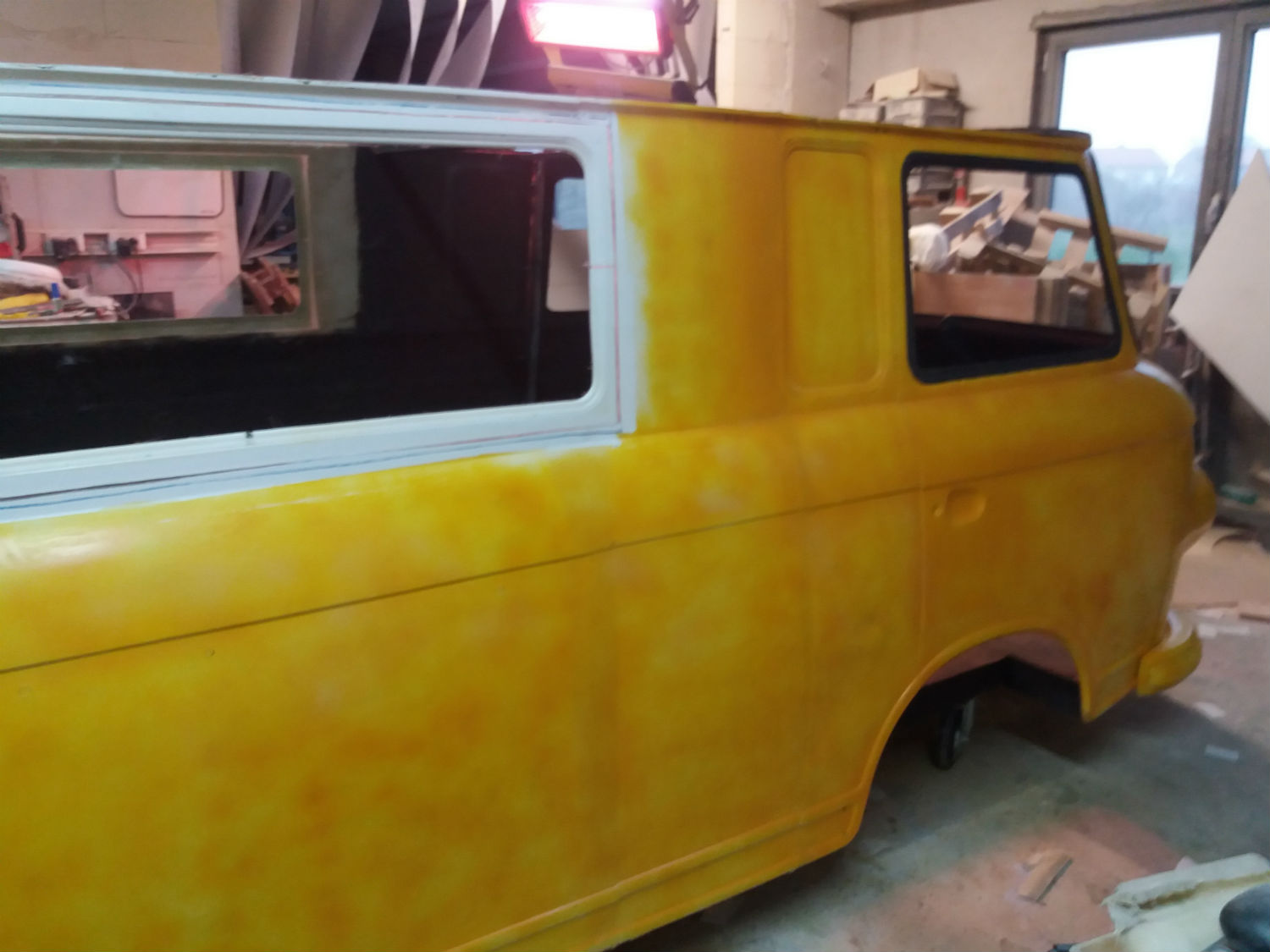 afbeelding van een polyester bus,barkas, barkas op ware grootte, barkas in polyester, decorstuk, decorbouw, filmprop, toneelprop, toneelrekwisiet, de dame in het busje,rekwisiet, props, polyesterdesign, polyester maatwerk,