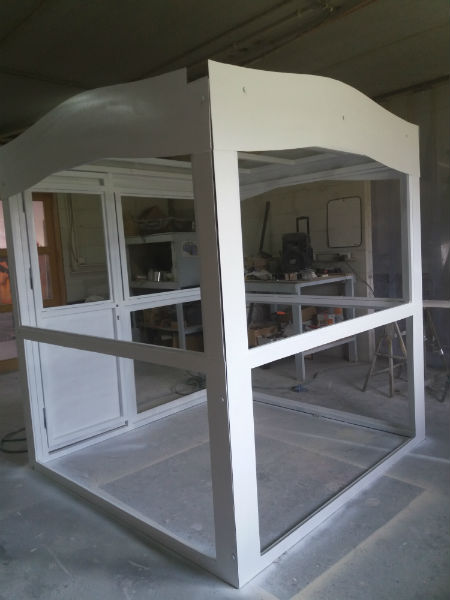 image of control room, control house, control house, thematization house, house in polyester, theatralization, theatralization house, theatralization cubicle, carousel house, prefab loft in polyester, controlhouse for fairground attraction, service cubicle for carousel, decor construction, thematization, theatralization