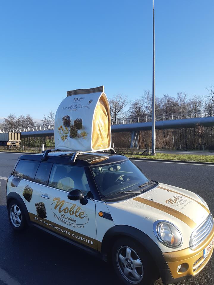 afbeelding van clusties, clustiewagen,promowagen, promotiewagen, reclamewagen, eyecatcher, trompe  l'oeil, blikvanger, blowup blow up, uitvergroten, grote zak, grote snoep,reclameauto, reclame chocola, autoreclame, auto met zak, grote chocolade, publiciteit, publiciteitswagen, publiciteitsstunt, publiciteitswagen, promo, promomateriaal, promotiemateriaal, reclameobject, theatralisatie,winkeldecoratie,blowups, eyecatchers, 3D object, polyester maatwerk, polyester vormgeving, prop, sculpteren, decorbouw, thematisatie, theming, propmaker