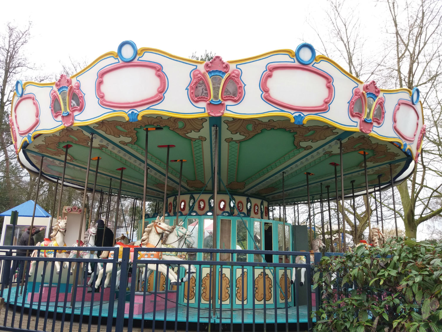 afbeelding van draaimolen, kinderdraaimolen, draaimolen in polyester, kap voor draaimolen, carrousel,panelen voor carrousel,figuren voor draaimolen, figuren voor carrousel, polyester draaimolen, polyester carrousel