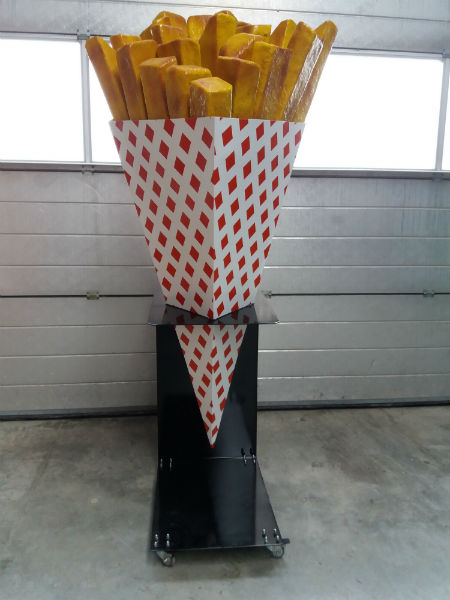 afbeelding van een polyester frietzak, 3D frietzak,custommade chipsbag, polyester maatwerk, winkeldecoratie, reclame object, publiciteitsobject, promotiemateriaal, reclamevoorwerp, grote frietzak, theatralisatie, thematisatie, theming company, decoratiebedrijf,propmaker, belgische frietjes, belgian fries, polyester prop