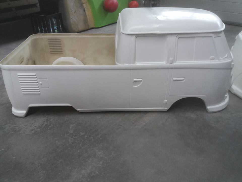 afbeelding van een polyester bus, doka, dubbele cabine, crewcab, bully, pickup, pickup bully, spijlbus, splitbus, double cab,splitbully, microbus, sambas, samba, panel,transporter, sambabus, model, schaalmodel,  oldschoolcars, model32, fiberglassrod, hotrodding, hotroddersbusje,gocart body, panelbus, pedal car, crewcab pickup, 2doors regular cab, kombi,gocart, bus voor gocart, tot rod, cox, cox, combi, replica, panelvan, totrod, kit car, hotrod,  go cart,  custom, car, toy box, pickup, pick-up, totrods