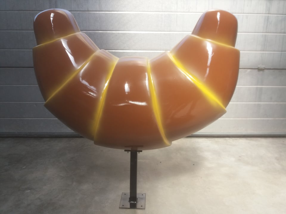 image of a croissant, 3D croissant, large croissant, wall decoration, wall advertisement, turnkey decoration, wall advertisement, OOH, publicity object, croissant on wall, sidewalk advertisement, croissant on base, eyecatcher, blowup, blow ups, magnification, magnified object, polyester croissant, plastic advertising , sculpting, sculpture, croissant in EPS, fiberglass customization, set decoration, setprops, replica key, stage attribute, stage prop, stage prop, TV prop, set construction, prop, set decoration, props, blowups