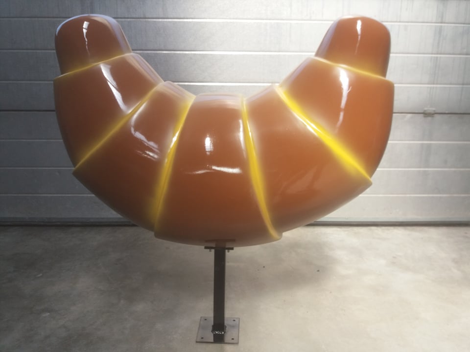 afbeelding van een croissant, 3D croissant, grote croissant, muurdecoratie, muurreclame, wenddecoratie, wandreclame, OOH, publiciteitsobject, croissant aan muur, stoepreclame, croissant op sokkel, eyecatcher, blowup, blow ups,uitvergroting, uitvergroot object, polyester croissant, kunsstof reclame,sculpteren, sculpteerwerk, croissant in EPS, polyester maatwerk,