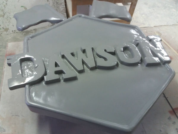 afbeelding van logo dawson duel, toegangsbord dawson duel, 3D logo, logo, sculpteren, decorbouw, thematisatie, display, setdecoratie, blow-ups