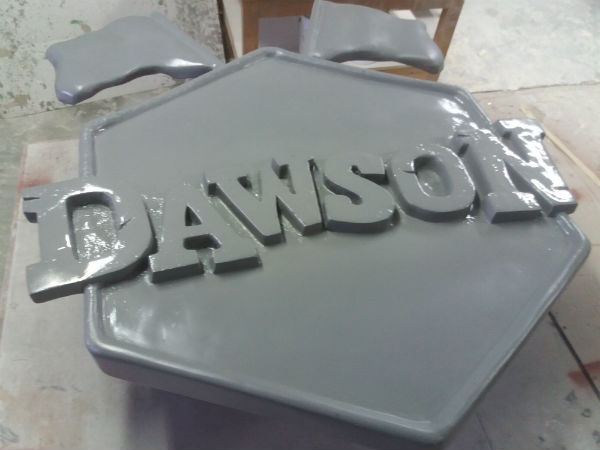 afbeelding van logo dawson duel, 3D logo, logo in fiberglass, sculpting, decoration in fiberglass, thematisation, theming, eyecatcher,set decoration, themeparc prop, themeparc logo, fiberglass prop, eyecatcher in fiberglass