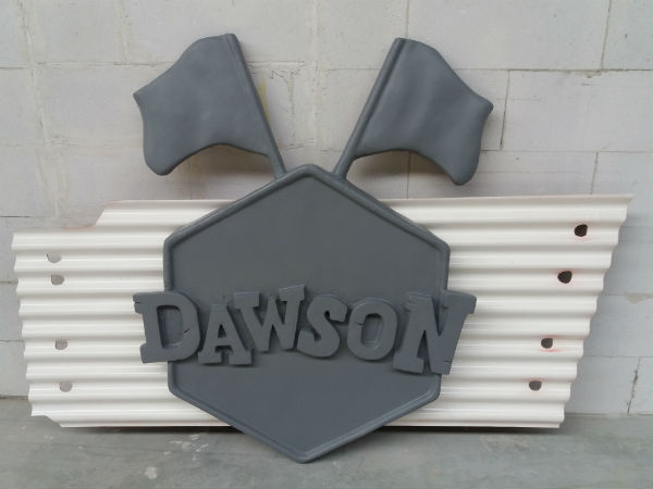afbeelding van logo dawson duel, 3D logo, logo in fiberglass, sculpting, decoration in fiberglass, thematisation, theming, eyecatcher,set decoration, themeparc prop, themeparc logo, diberglass prop, eyecatcher in fiberglass