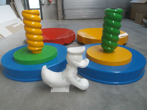 afbeelding van kermismolen, draaimolen, kappenset voor draaimolen, attractie voor kinderen, kermisattractie, decor, decor voor themaparken, thematisatie,  decorbouw, decoratie,polyester beelden, polyester figuren, pretpark, attractiepark, familiepark,polyester beeld,praalwagens, props, festivals, parade, themapark, handmade decoraties, polyester thema's, interieurbouw, polyester maatwerk, onderdelen vervaardigen, kunstcreaties, hand lay up bewerking, vormstukken, kunstobject,speeltoestellen,theming, thematisatie,  rollercoaster, candyland, 3D figuren, polyester parades,pretpark, kermis, attractie, attractiebouw, attractiepark, kunst, splashbaan, glijbaan, attractie pretpark, waterglijbaan,paradewagens,festival, podium, decorbouw,herstelling glijbaan, polyesterdesign, polyester attractie, amusement, recreatie, pretpark vormstukken, decor, decorstukken, beelden