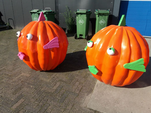 afbeelding van pompoen, halloween,halloween dcoratie, halloween pompoen, dolfinarium harderwijk, vispompoen, grappige pompoen, leuke pompoen,thema halloween, thematisatie halloween, halloween object, halloween decoratie, props,  eyecatcher,blowups, reclamecampagne, reclameobject, winkeldecoratie, uitvergroot beeld, 3Dfiguur, beursstand,  decor, decor voor themaparken, thematisatie,  decorbouw, decoratie,polyester beelden, polyester figuren,polyester beeld,props, handmade decoraties, polyester thema's, interieurbouw, polyester maatwerk, onderdelen vervaardigen, kunstcreaties, hand lay up bewerking, vormstukken, kunstobject,theming, thematisatie, 3D figuren,polyesterdesign