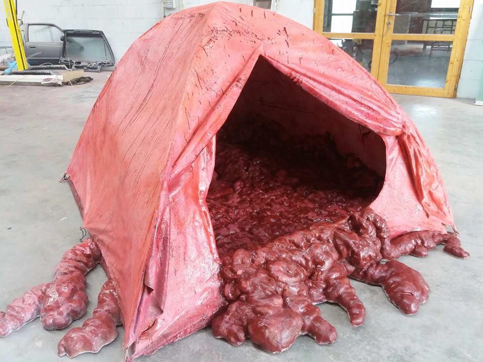 afbeelding van halloweentent, bloody tent, horror tent, horror requiqisite, guts tent, halloween prop, crime scene, halloween decoration, eyecatcher, movieprop, filmprop, props, blowups, blow-ups, thematisation, theatralisation,theming, themingcompany,filmprops, setprops, movieprops