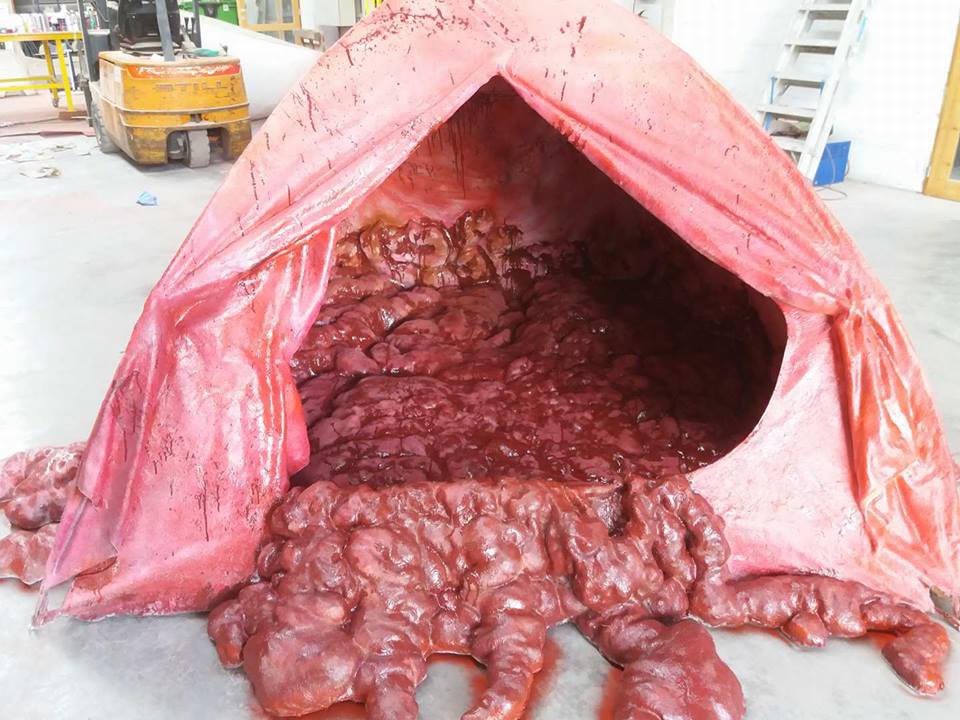 afbeelding van halloweentent, bloody tent, horror tent, horror requiqisite, guts tent, halloween prop, crime scene, halloween decoration, eyecatcher, movieprop, filmprop, props, blowups, blow-ups, thematisation, theatralisation,theming, themingcompany,filmprops, setprops, movieprops