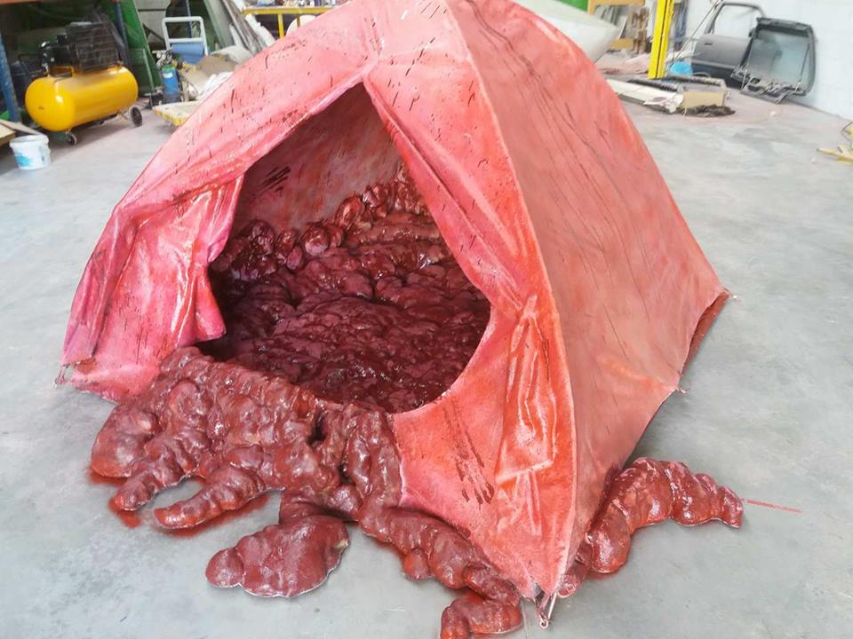 afbeelding van halloweentent, bloody tent, horror tent, horror requiqisite, guts tent, halloween prop, crime scene, halloween decoration, eyecatcher, movieprop, filmprop, props, blowups, blow-ups, thematisation, theatralisation,theming, themingcompany,filmprops, setprops, movieprops