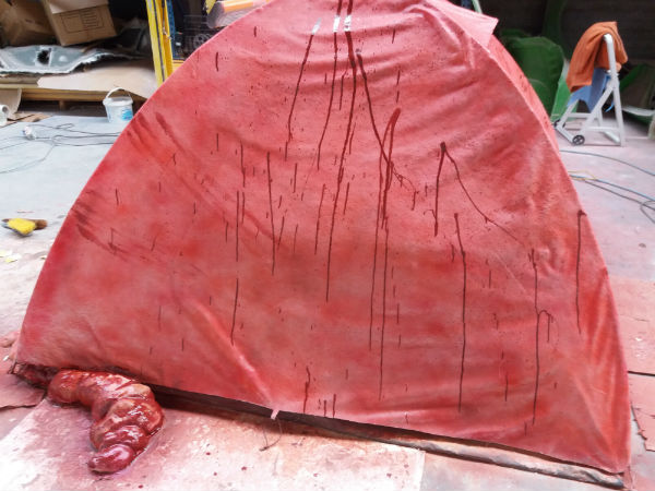 afbeelding van halloweentent, bloody tent, horror tent, horror requiqisite, guts tent, halloween prop, crime scene, halloween decoration, eyecatcher, movieprop, filmprop, props, blowups, blow-ups, thematisation, theatralisation,theming, themingcompany,filmprops, setprops, movieprops