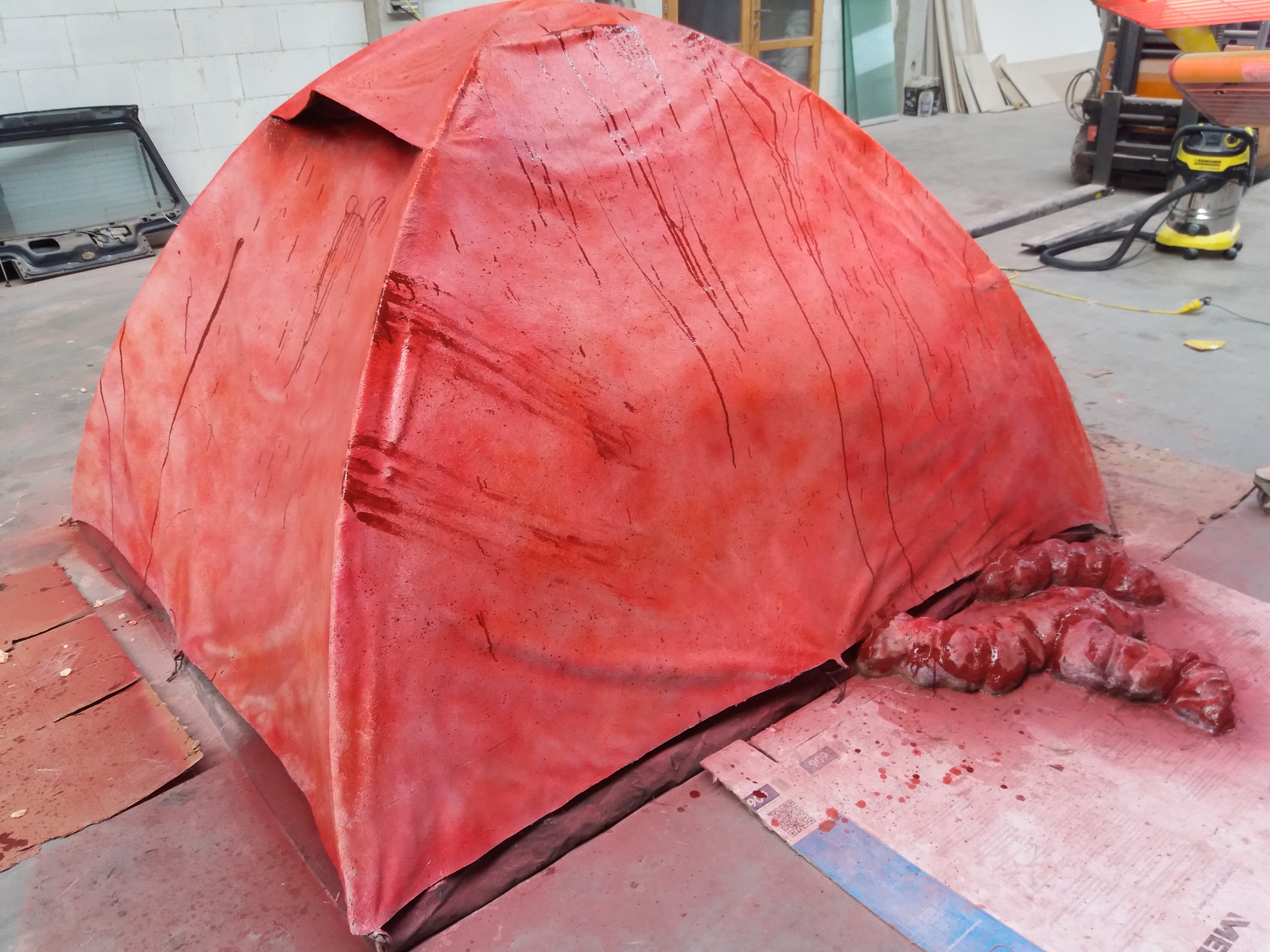 afbeelding van halloweentent, bloody tent, horror tent, horror requiqisite, guts tent, halloween prop, crime scene, halloween decoration, eyecatcher, movieprop, filmprop, props, blowups, blow-ups, thematisation, theatralisation,theming, themingcompany,filmprops, setprops, movieprops