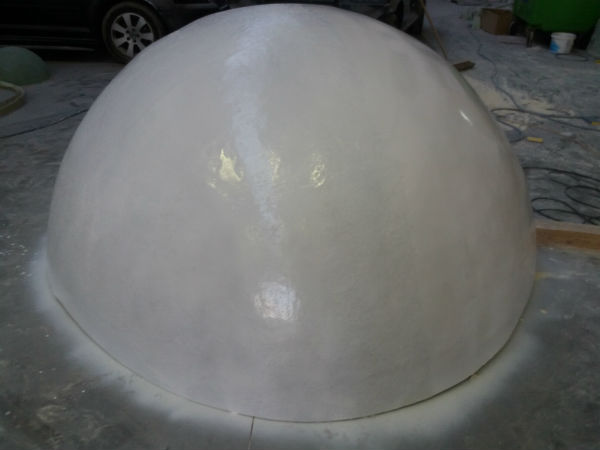 afbeelding van halve bal, witte bal, grote bal, bal in polyester, bal 1 diameter, bal 2 diameter,bal 200cm,  bal op maat, decorbouw, rekwisiet, setdecoratie, bal voor fotoshoot, props, blowups