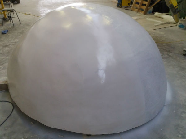 afbeelding van halve bal, witte bal, grote bal, bal in polyester, bal 1 diameter, bal 2 diameter,bal 200cm,  bal op maat, decorbouw, rekwisiet, setdecoratie, bal voor fotoshoot, props, blowups