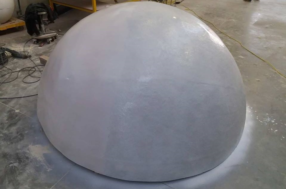 afbeelding van halve bal, witte bal, grote bal, bal in polyester, bal 1 diameter, bal 2 diameter,bal 200cm,  bal op maat, decorbouw, rekwisiet, setdecoratie, bal voor fotoshoot, props, blowups