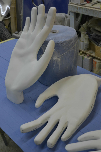 afbeelding van hand, groot hand, hand in polyester, 3D hand, polyester beeld, decor, achtergronddecor, toneel decor, film decor, polyesterdecoratie, eyecatcher, polyester winkeldecoratie, winkeldecoratie, polyesterwerk, polyesterproject, polyester design,  polyester in pretpark,polyester indoorpark, speeltuig in polyester, decor, decorbouw, reclame object, blowups, blow ups, 3D figuur, 3D beeld, figuur in polyester