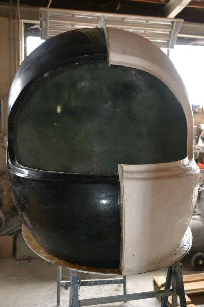 afbeelding van een polyesterhelm,polyester helm, grote helm, speciale helm, polyester werken, polyester design polyester industrie,XL helmen, XL helmets, circuit stukken,3D beelden, blow ups, props,Polyester thematisatie, grote beelden in polyestern polyester maatwerk, XL object,rekwisiet,race thema, uitvergrote objecten,grote helm, props, set props, movie props, setdecoratie, podiumdecoratie, eyecatchers, sculpteren, decoratie in polyester