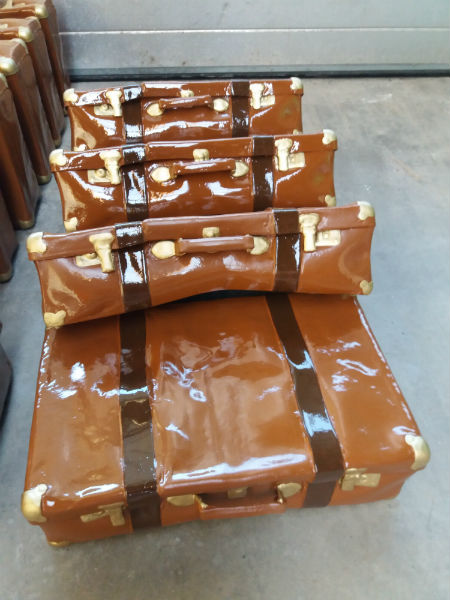 image of fiberglass suitcase, travel case in fiberglass, replica travel case, suitcase as set desoration, prop, set decoration, set prop, stage prop, stage prop, TV prop, decor construction, prop, set decoration, props, blowups