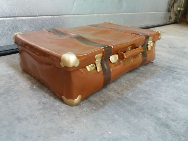 image of fiberglass suitcase, travel case in fiberglass, replica travel case, suitcase as set desoration, prop, set decoration, set prop, stage prop, stage prop, TV prop, decor construction, prop, set decoration, props, blowups