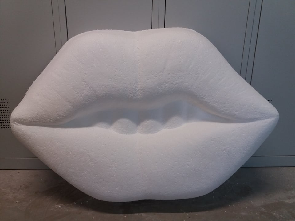 red lips, glossy lips, sweet lips,XL lips, 3D mouth, 3D lips, lip art, large lips in fiberglass, lips in eps, lips in styrofoam, wall decoration, shop decoration, white teeth, teeth in eps, teeth in fiberglass, mouth advertisement, lipeyecatcher, lip blowup, XL lips, handicraft, gag, propmaker, wall prop, dancing decoration, 3D lips, lips sculpt,rote lippen, groe lippen aus polyester, lippen aus eps, lippen aus styropor, wanddekoration, ladendekoration, weie zhne zhne aus eps, zhne aus polyester, mundwerbung, lippenfnger, lippenexplosion, xl lippen, kunsthandwerk, knebel, propmaker, wandsttze, tanzdekoration, 3D Lippen, Lippenskulptur