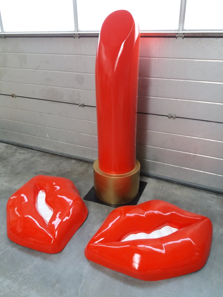 rode lippen, grote lippen in polyester, lippen in eps, lippen in piepschuim, muurdecoratie, winkeldecoratie, witte tanden tanden in eps, tanden in polyester, mondreclame, lipeyecatcher, lip blowup, XL lippen, handwerk, prop, propmaker, muurrekwisiet, dancingdecoratie, 3D lippen, lippen sculpteren