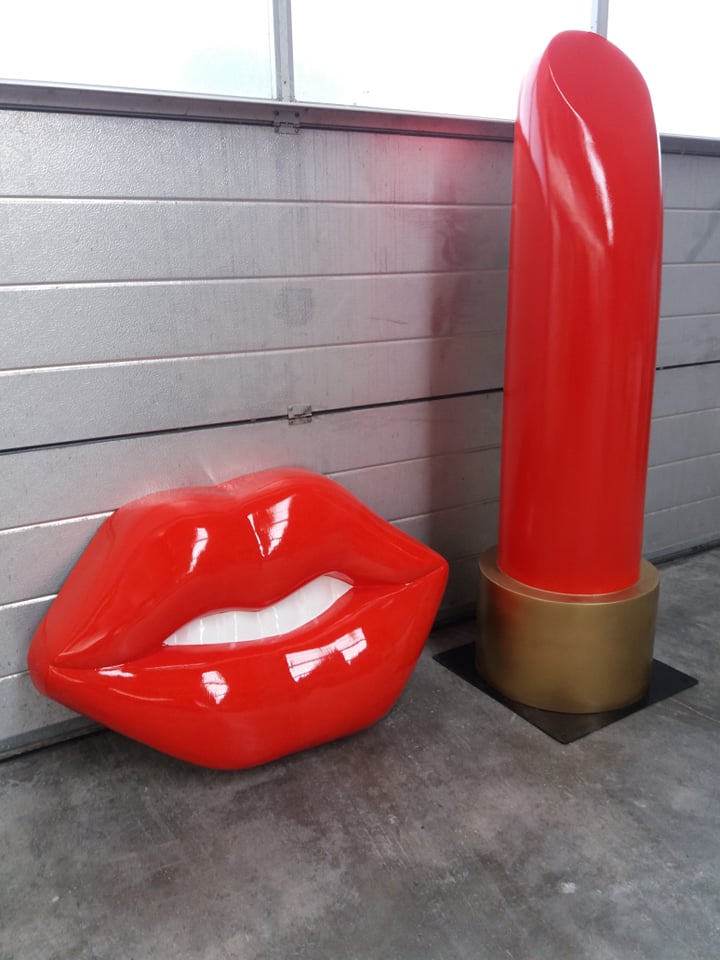 rode lippen, grote lippen in polyester, lippen in eps, lippen in piepschuim, lippenstift, grote lippenstift, lipstick, big lipstick, rouge a lvres, XL lipstick,muurdecoratie, winkeldecoratie, witte tanden tanden in eps, tanden in polyester, mondreclame, lipeyecatcher, lip blowup, XL lippen, handwerk, prop, propmaker, muurrekwisiet, dancingdecoratie, 3D lippen, lippen sculpteren