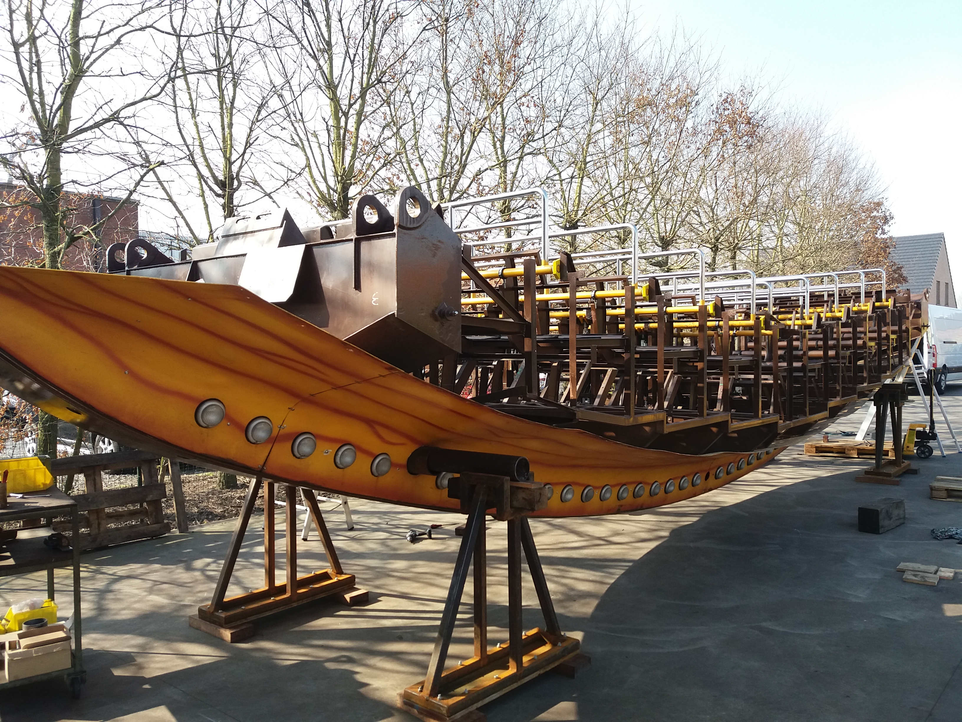 afbeelding van piratenboot, roller coaster, renovatie piratenboot, kermismolen, draaimolen, kappenset voor draaimolen, attractie voor kinderen, kermisattractie, decor, decor voor themaparken, thematisatie,  decorbouw, decoratie,polyester beelden, polyester figuren, pretpark, attractiepark, familiepark,polyester beeld,praalwagens, props, festivals, parade, themapark, handmade decoraties, polyester thema's, interieurbouw, polyester maatwerk, onderdelen vervaardigen, kunstcreaties, hand lay up bewerking, vormstukken, kunstobject,speeltoestellen,theming, thematisatie,  rollercoaster, candyland, 3D figuren, polyester parades,pretpark, kermis, attractie, attractiebouw, attractiepark, kunst, splashbaan, glijbaan, attractie pretpark, waterglijbaan,paradewagens,festival, podium, decorbouw,herstelling glijbaan, polyesterdesign, polyester attractie, amusement, recreatie, pretpark vormstukken, decor, decorstukken, beelden