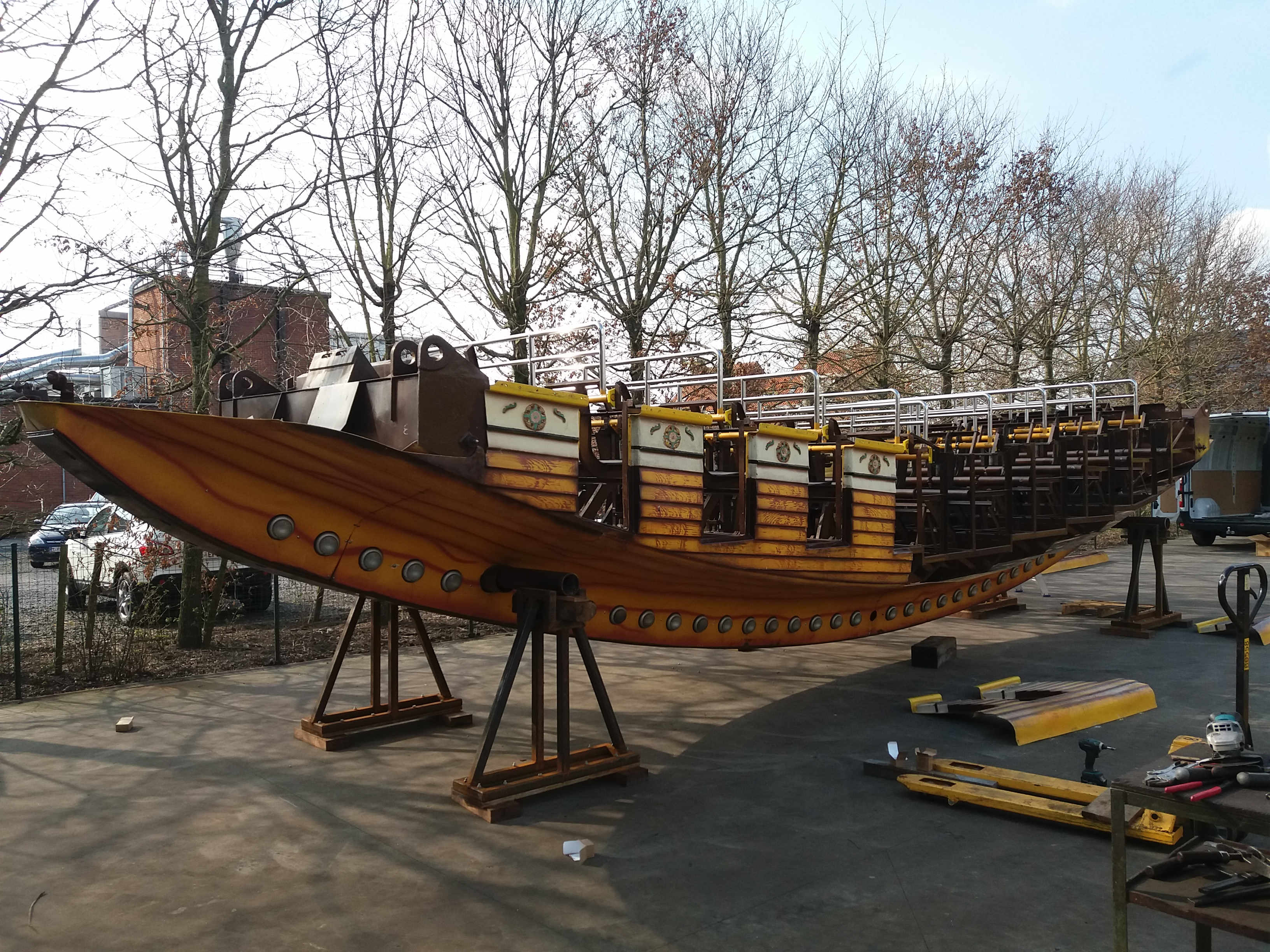 afbeelding van piratenboot, roller coaster, renovatie piratenboot, kermismolen, draaimolen, kappenset voor draaimolen, attractie voor kinderen, kermisattractie, decor, decor voor themaparken, thematisatie,  decorbouw, decoratie,polyester beelden, polyester figuren, pretpark, attractiepark, familiepark,polyester beeld,praalwagens, props, festivals, parade, themapark, handmade decoraties, polyester thema's, interieurbouw, polyester maatwerk, onderdelen vervaardigen, kunstcreaties, hand lay up bewerking, vormstukken, kunstobject,speeltoestellen,theming, thematisatie,  rollercoaster, candyland, 3D figuren, polyester parades,pretpark, kermis, attractie, attractiebouw, attractiepark, kunst, splashbaan, glijbaan, attractie pretpark, waterglijbaan,paradewagens,festival, podium, decorbouw,herstelling glijbaan, polyesterdesign, polyester attractie, amusement, recreatie, pretpark vormstukken, decor, decorstukken, beelden