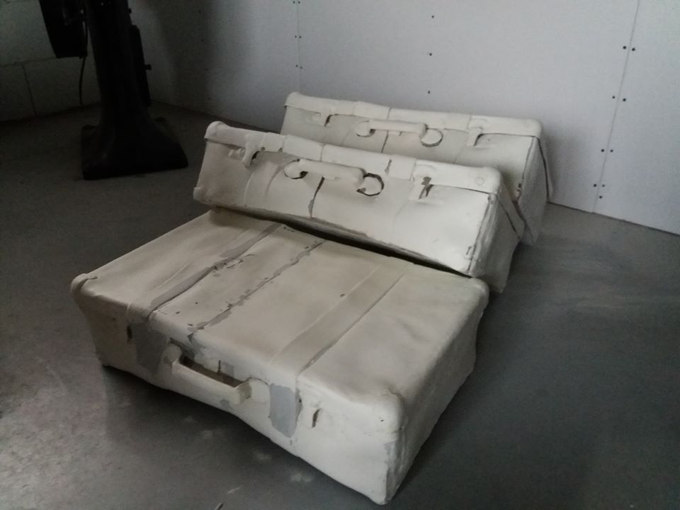 image of fiberglass suitcase, travel case in fiberglass, replica travel case, suitcase as set desoration, prop, set decoration, set prop, stage prop, stage prop, TV prop, decor construction, prop, set decoration, props, blowups