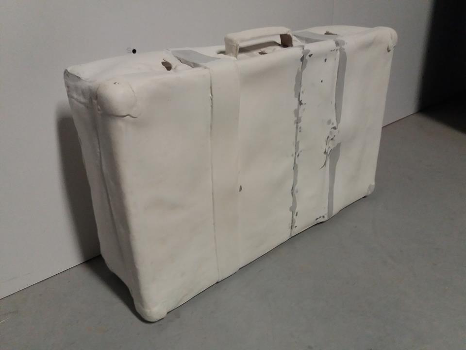 image of fiberglass suitcase, travel case in fiberglass, replica travel case, suitcase as set desoration, prop, set decoration, set prop, stage prop, stage prop, TV prop, decor construction, prop, set decoration, props, blowups