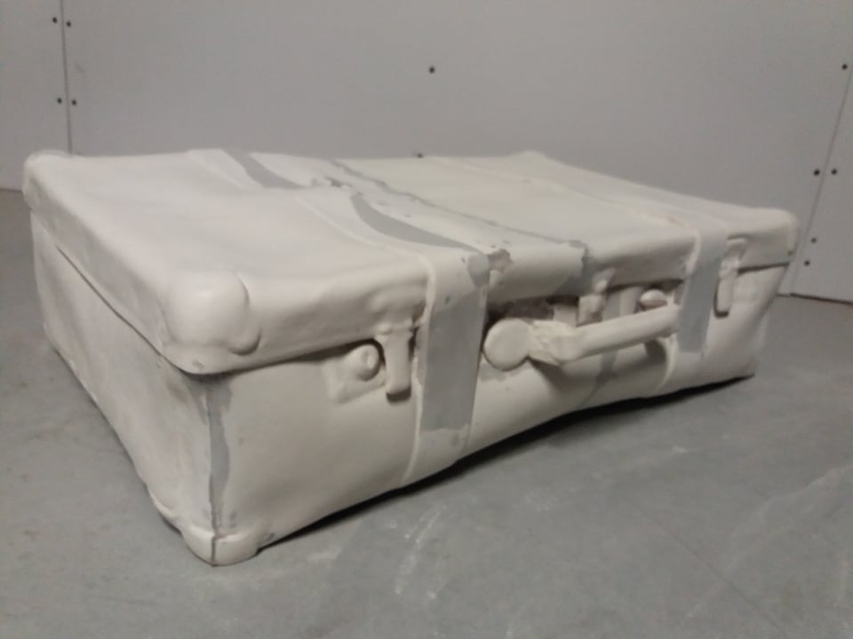 image of fiberglass suitcase, travel case in fiberglass, replica travel case, suitcase as set desoration, prop, set decoration, set prop, stage prop, stage prop, TV prop, decor construction, prop, set decoration, props, blowups