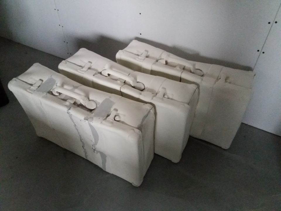 image of fiberglass suitcase, travel case in fiberglass, replica travel case, suitcase as set desoration, prop, set decoration, set prop, stage prop, stage prop, TV prop, decor construction, prop, set decoration, props, blowups