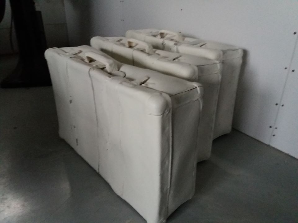 image of fiberglass suitcase, travel case in fiberglass, replica travel case, suitcase as set desoration, prop, set decoration, set prop, stage prop, stage prop, TV prop, decor construction, prop, set decoration, props, blowups