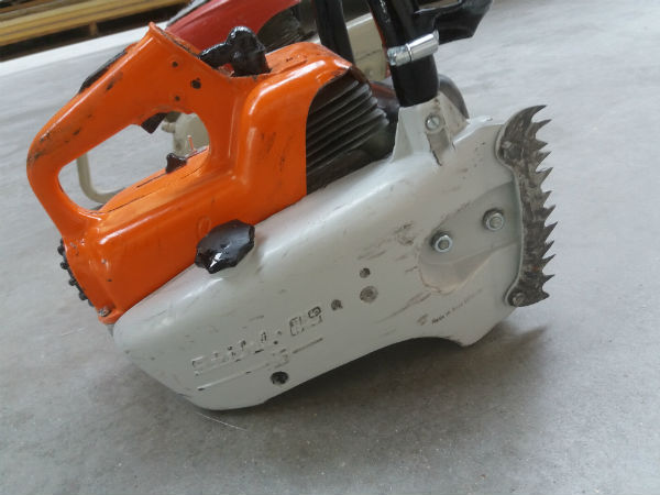 afbeelding van replica chainsaw, chainsaw, mandymovie, actionprop, movieprop,Mandy, Nicolas Cage, Nicolas Cage movie, Andrea Riseborough,panos cosmatos movie, Belgian movie, filmprop, props, blowups, blow-ups, eyecacther,thematisation, theatralisation, theming, actionprops, themingcompany,filmprops, setprops, movieprops, decoration in fiberglass