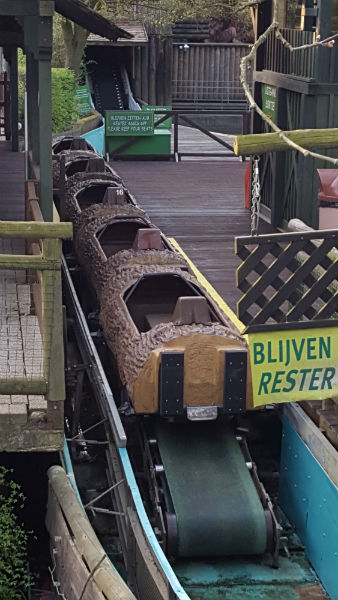 image of tree trunks bellewaerde, watercourse tree trunks, Bellewaerde water rink, Bellewaerde whitewater course, attraction waterway, attraction tree trunks, fiberglass repair, fiberglass damage, thematuratization, theatralization, theming, attraction building, set construction, renovation attraction, repair fairgrounds, childrens recreation repair, repair attraction, fiberglass company , themingcompany