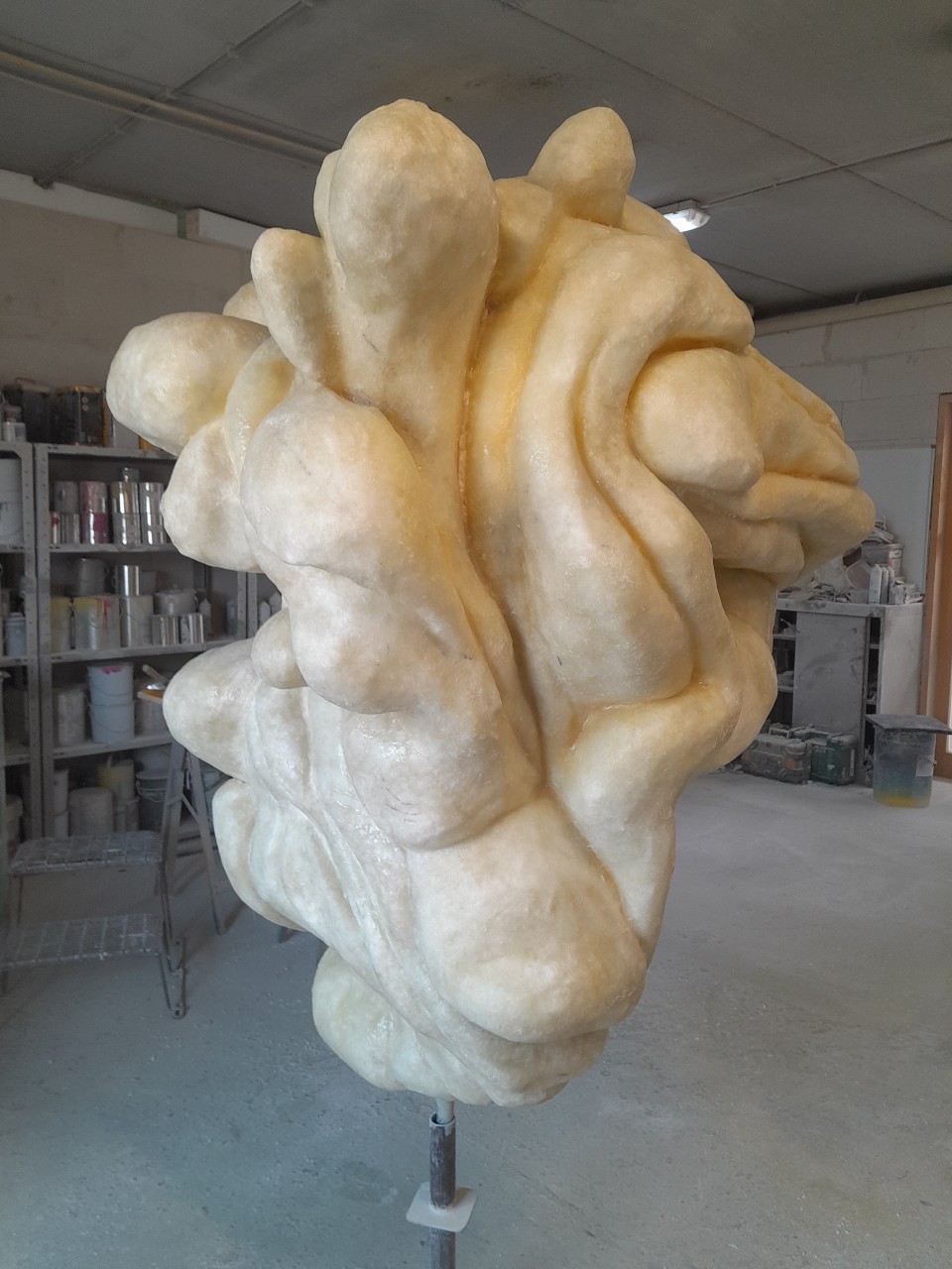 afbeelding van team proper hasselt,sensibilisatiecampagne, campagne tegen straatvuil,de properste stad van vlaanderen,grote sigaret, grote peuk, XL sigaret, XL peuk, grote kauwgom, kauwgum, XL kauwgom, bestickering, belettering, wrapping