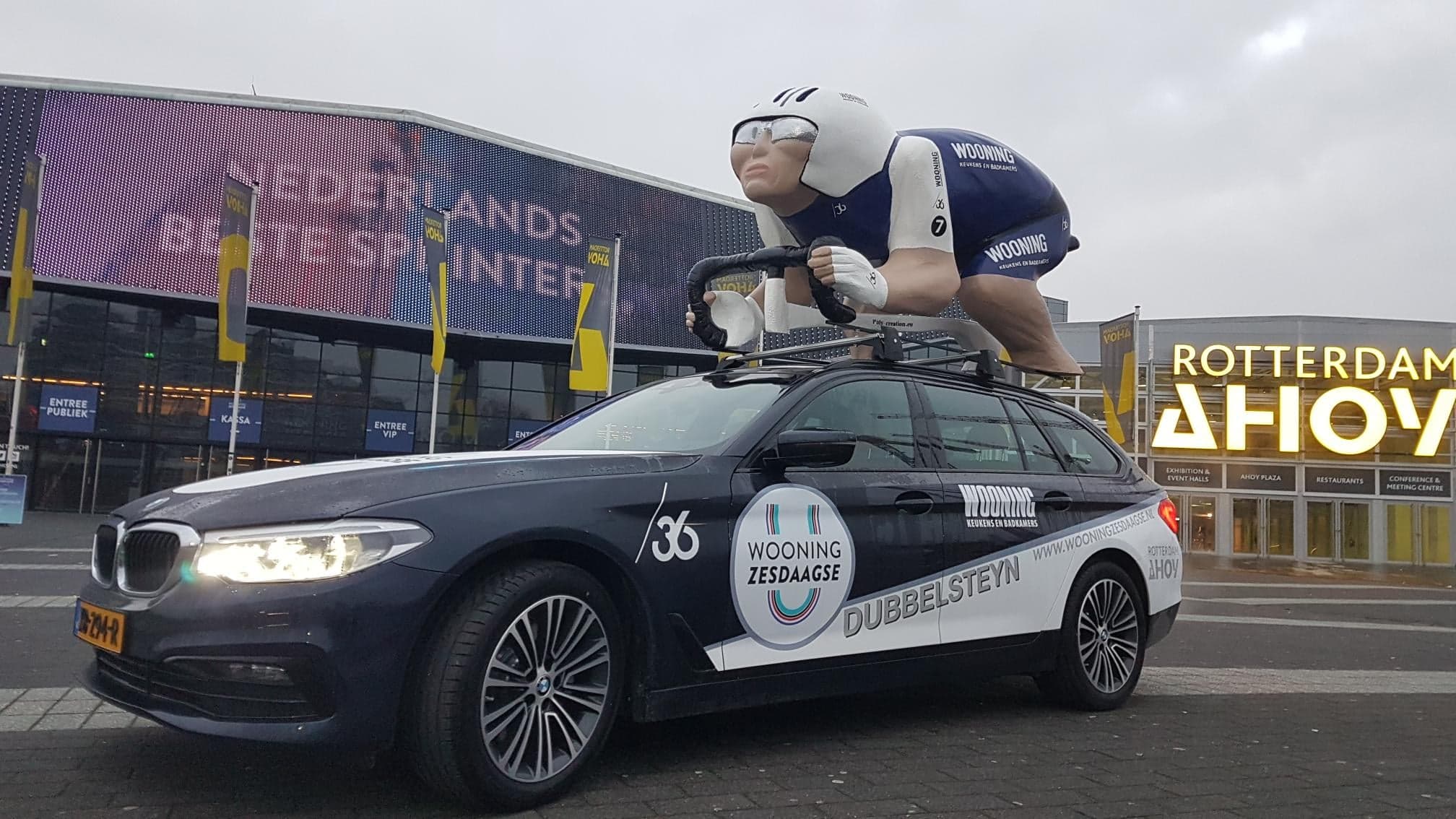 afbeelding van wielrenner, 3D wielrenner, 3D pop, promowagen, promotiewagen, reclamewagen,autoreclame,piepschuim, sculpteren in piepschuim, carnavalspop, praalwagen, piepschuim wielrenner, reclameauto,  eyecatcher, trompe  l'oeil, blikvanger,OOH reclame, OOH kunstwerk, buitenreclame, uitvergroeten merk, uitvergroten brands, reclameuiting, giant advertising, out of home reclame, blowup, blow up, uitvergroten, grote wielrenner, grote coureur,reclameauto,wooning zesdaagse, auto met wielrenner, auto met coureur,, publiciteit, publiciteitswagen, publiciteitsstunt, publiciteitswagen, promo, promomateriaal, promotiemateriaal, reclameobject, theatralisatie,winkeldecoratie,blowups, eyecatchers, 3D object, polyester maatwerk, polyester vormgeving, prop, sculpteren, decorbouw, thematisatie, theming, propmaker, sculpting, sculpteren, sculpteerwerk, praalwagen, paradewagen