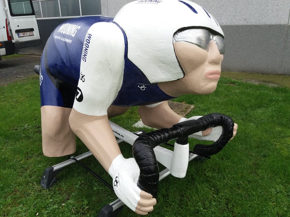 image of cyclist, 3D cyclist, 3D pop, promo car, car roof advertising, product expansion, promotional car, advertising car, car advertising, Styrofoam, sculpter in Styrofoam, Carnival doll, float, Styrofoam cyclist, advertising car, eyecatcher, trompe  l'oeil, eye catcher, blowup, blow up, enlarge, big cyclist, big driver, advertising car, living six days, car with cyclist, car with driver ,, publicity, advertising car, publicity stunt, publicity car, promo, promo material, promotional material, advertising object, theatralization, shop decoration, blowups, eyecatchers, 3D object, polyester customization, polyester design, gag, sculpter, decor construction, thematization, theming, propmaker, sculpting, sculpting, sculpting, float, parade car