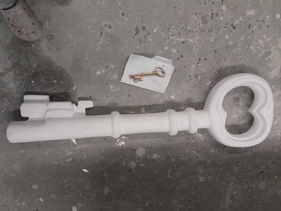polyester key image, 3D key, polystyrene key, EPS key, polystyrene key, large key, XL key, set decoration, set prop, replica key, stage attribute, stage prop, stage prop, TV prop, set construction, prop, set decoration, props, blowups