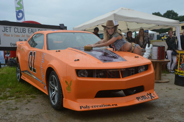 afbeelding van een kitcar polyester project waar een bmw wordt omgebouwd tot camaro, kitcar bouw, camaro replica, kitcar, dreamcars, showcars, special cars, kit car, camaro kitcar, bodykit