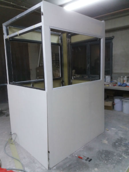 image of control room, control house, control house, thematization house, house in polyester, theatralization, theatralization house, theatralization cubicle, carousel house, prefab loft in polyester, controlhouse for fairground attraction, service cubicle for carousel, decor construction, thematization, theatralization