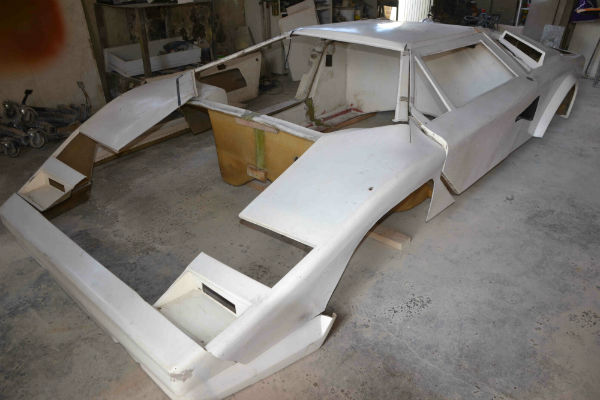 afbeelding van replica, lamborghini countach, lamborghini kit car,lamborghini polyester herstelling, lamborghini restauratie,sportwagen kit car,polyester project,polyester herstellingen,polyesterschade, polyester onderdelen, polyester vervorming, gelcoat herstelling, gelcoat schade, polyester scheuren, polyester kraken, glasvezelschade, glasvezel herstelling, gelcoat scheuren, epoxy schade, epoxy herstelling